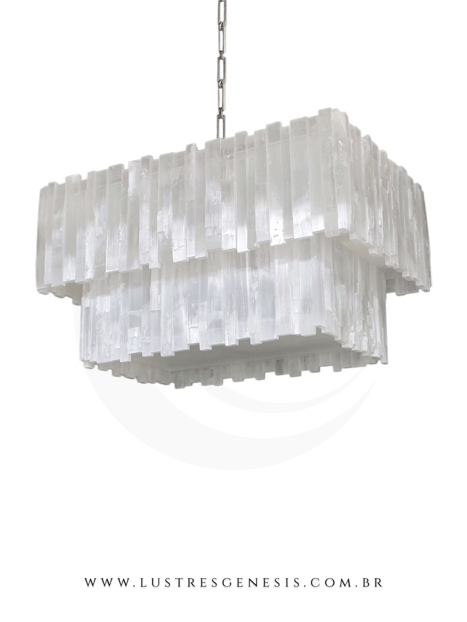 Lustre pendente de teto, com dois andares, feito com barras de pedra natural branca, suspenso por corrente.